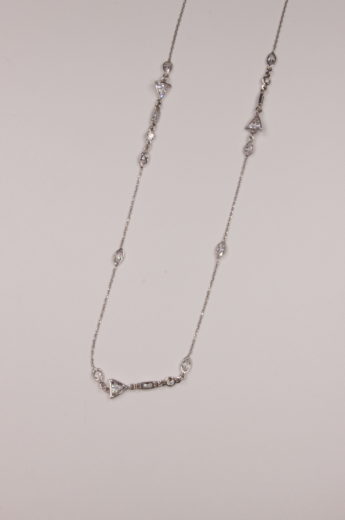 LONG LAYERING TRIANGLE CHAIN